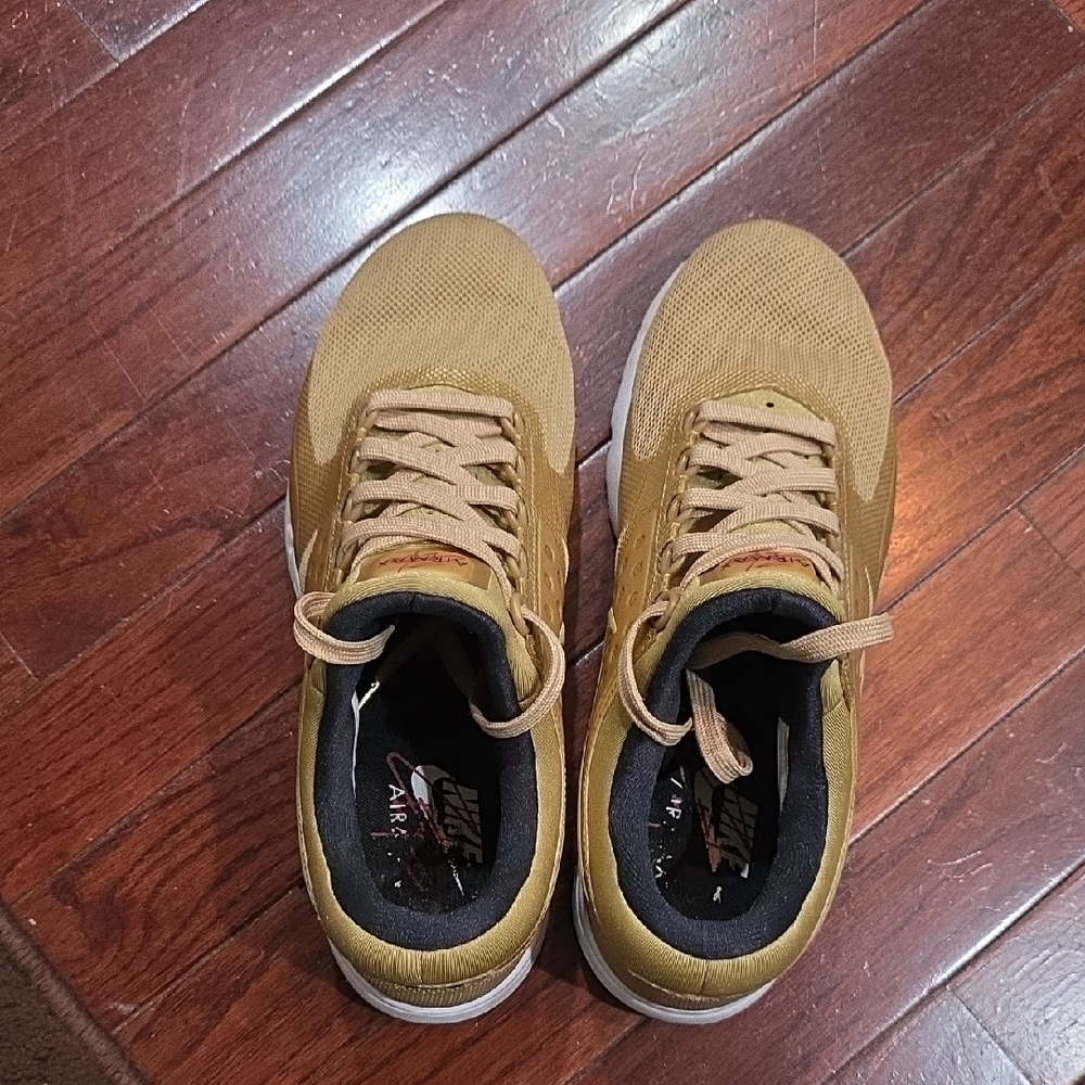 Nike Tan Athletic Sneakers Low-Top